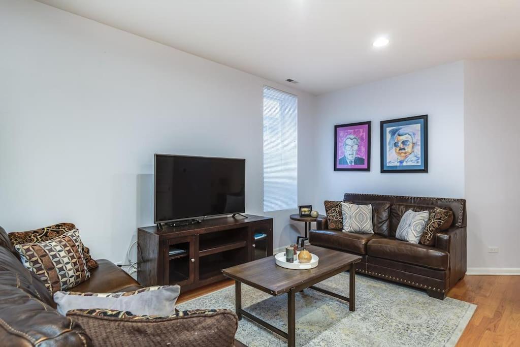 Lincoln Park Living - 1 4*