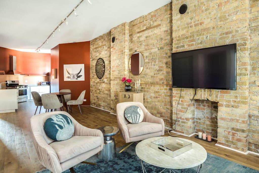 The Orleans - Entire Building - With Rooftop Deck Apartment