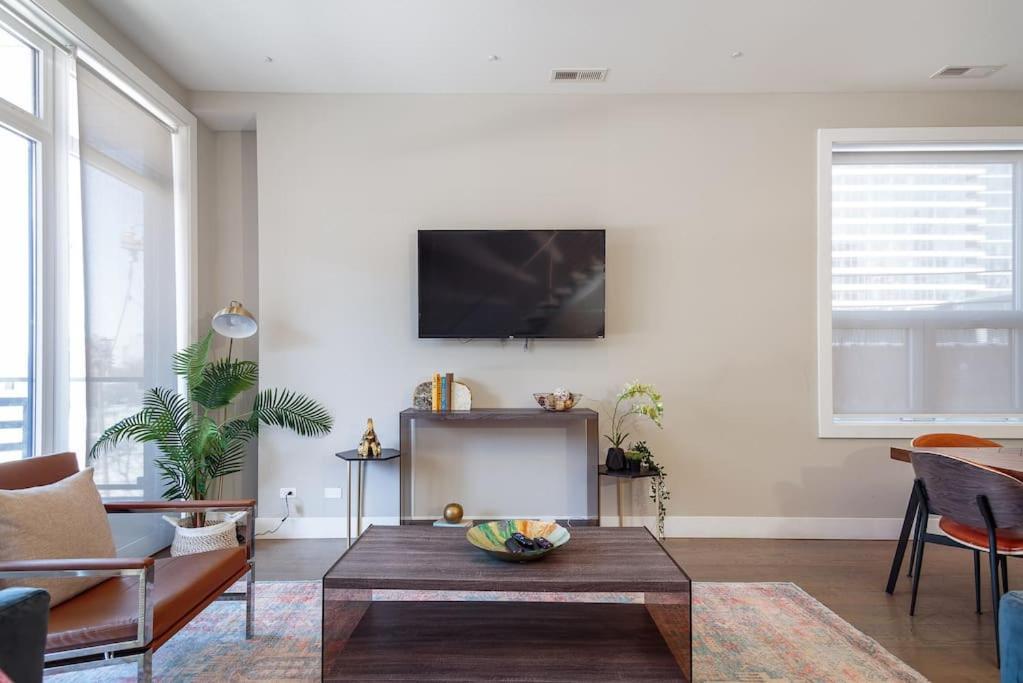 Casa de Férias Breathtaking Downtown Penthouse A - Sleeps 11 *