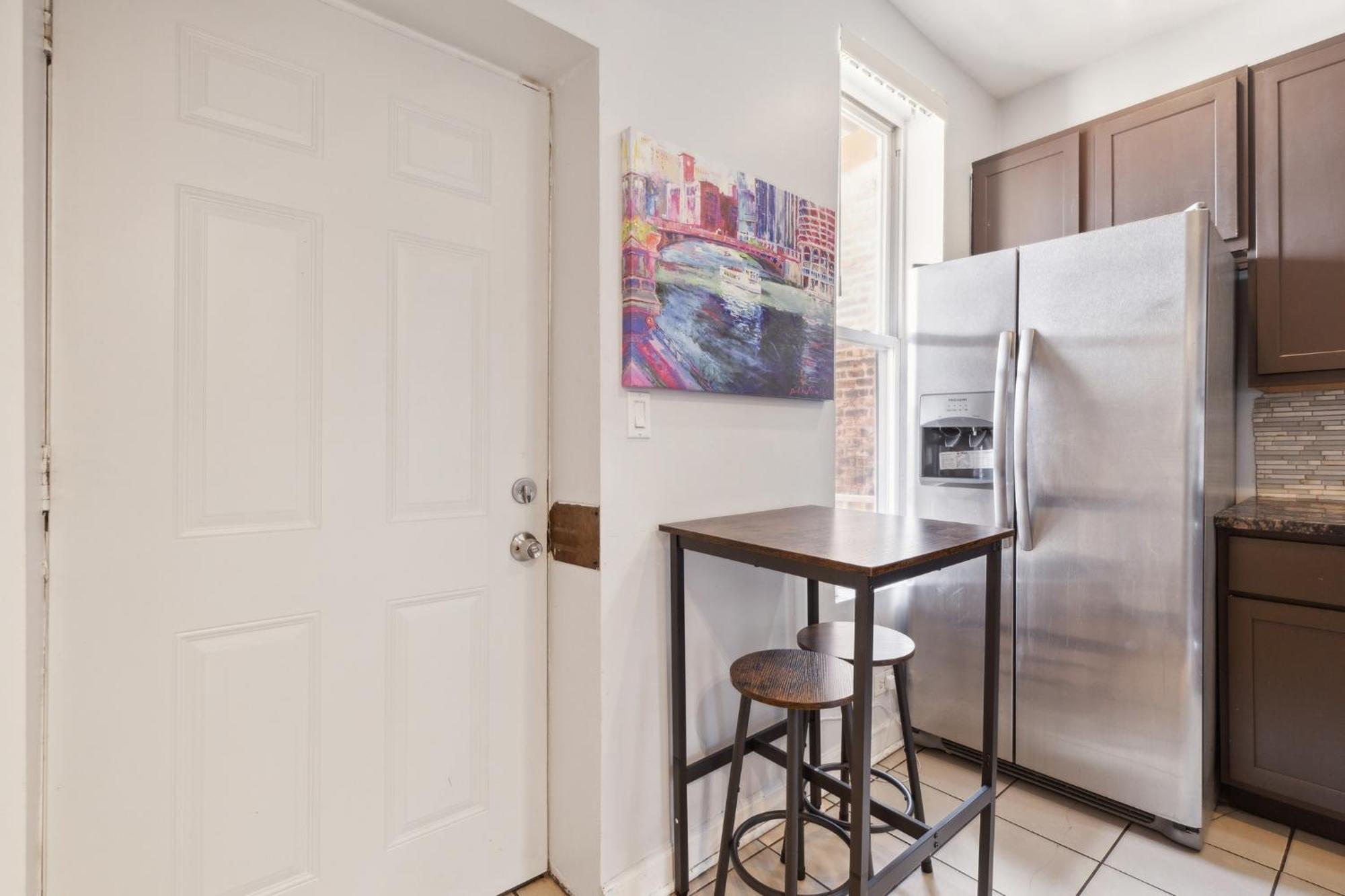 Comfortable In The Heart Of Bronzeville Apartment