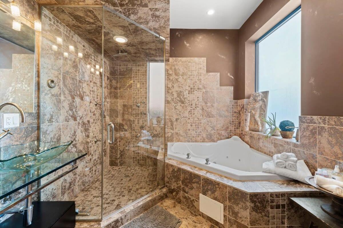 Zen Oasis Of Elegance: Expansive Executive Holiday home *