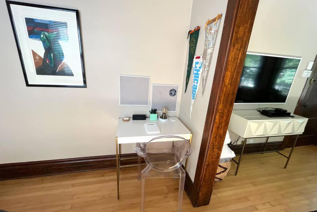 2Br 1Ba Irving Park Updated Vintage Top Unit 2-Flat Apartment *