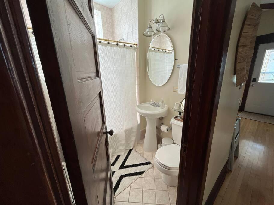 2Br 1Ba Irving Park Updated Vintage Top Unit 2-Flat *
