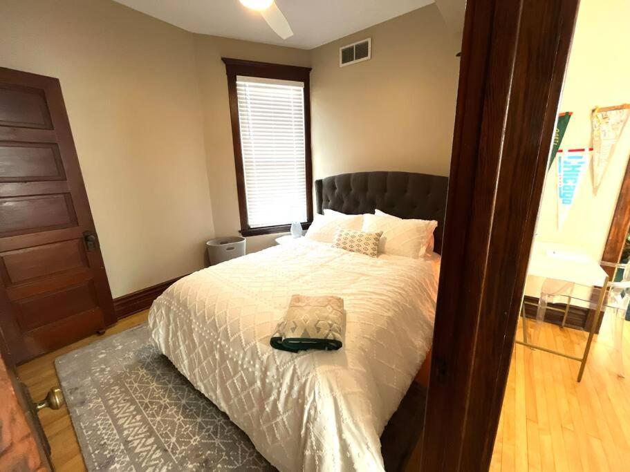 2Br 1Ba Irving Park Updated Vintage Top Unit 2-Flat Apartment *