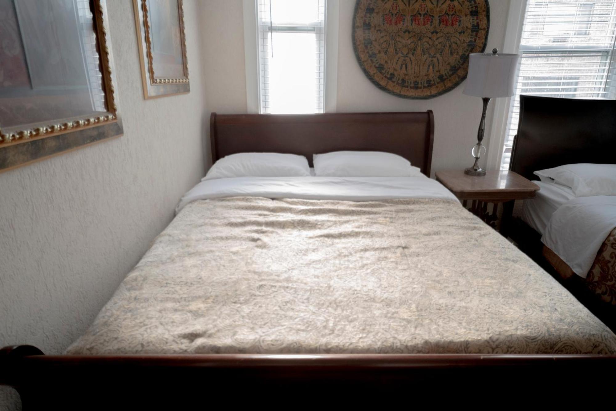 Sleeps 10-20 Free Tv & Parking Chicago