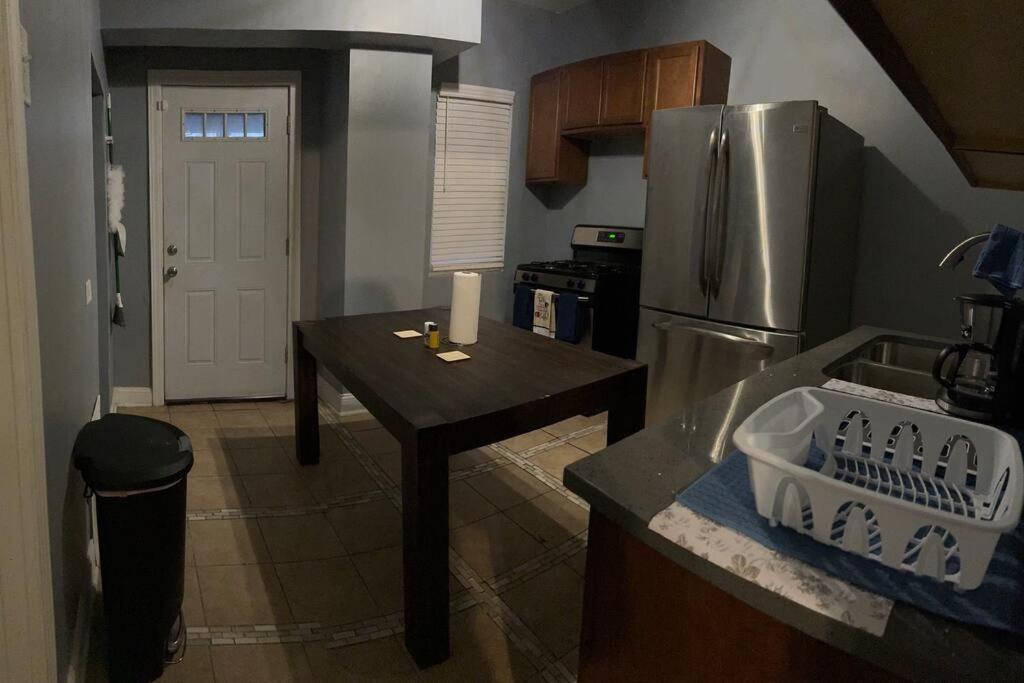 Urban Retreat 3 Bedroom Apt. Chicago