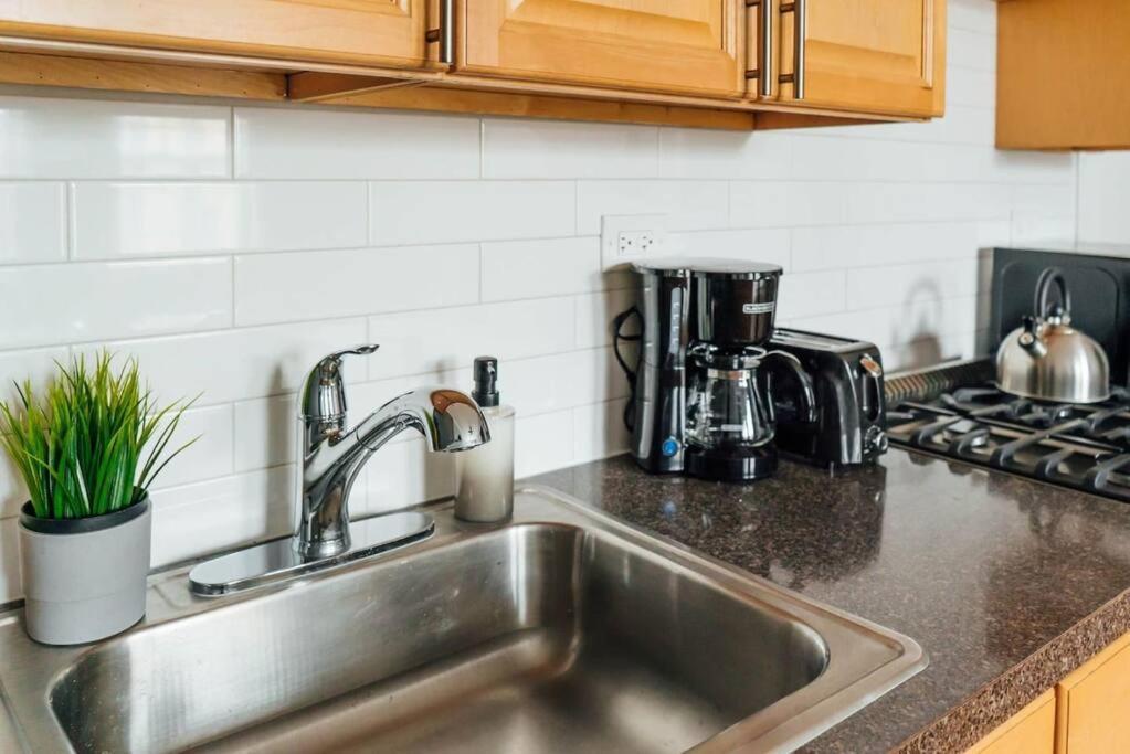 Well-equipped In The City! - Belmont B13 Apartment