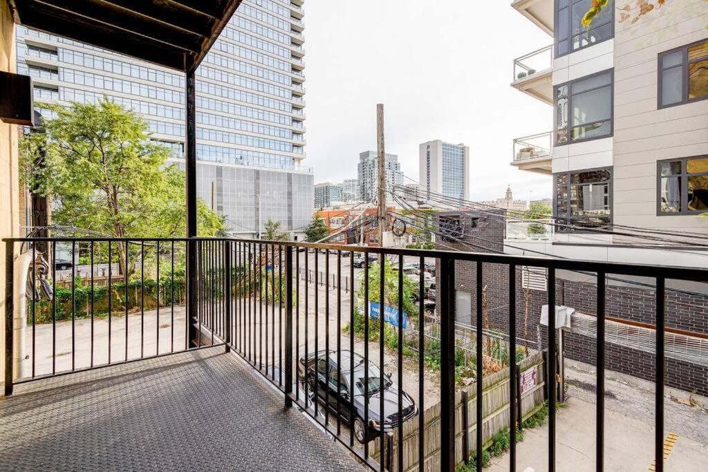 870 1&2 - 2 Separate In Same Building Appartement