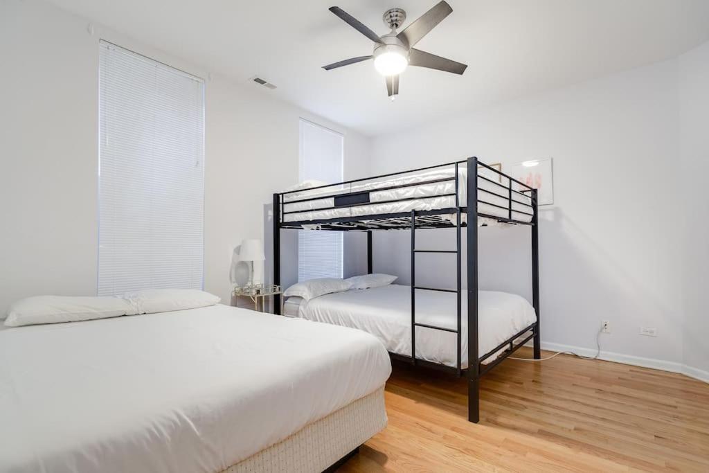 Lincoln Park Living - 1 4*
