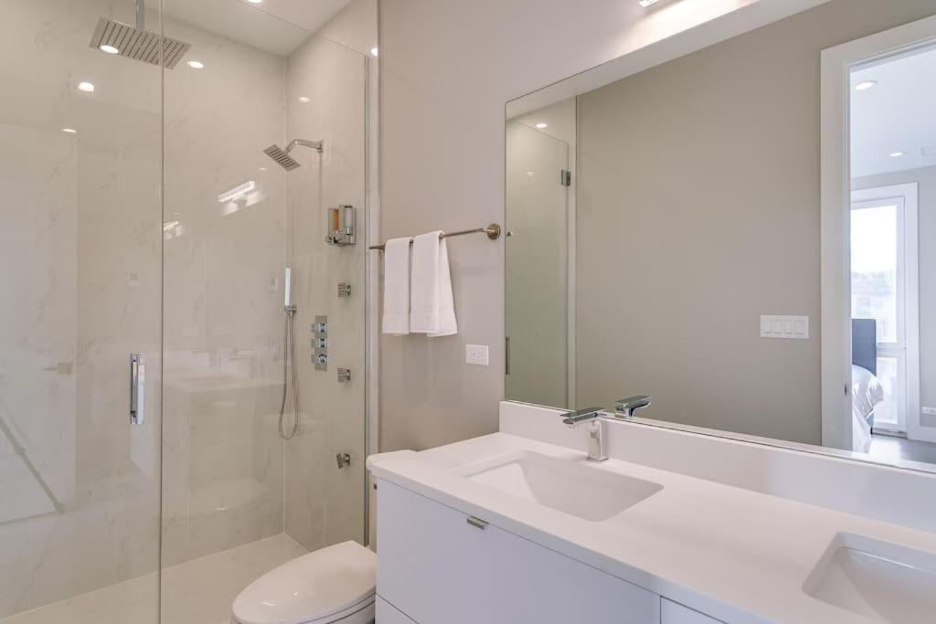 Casa de Férias Breathtaking Downtown Penthouse A - Sleeps 11 *