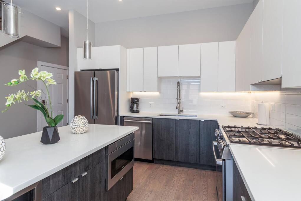 2 Newly Built Luxury With Private Roofdeck Apartment *