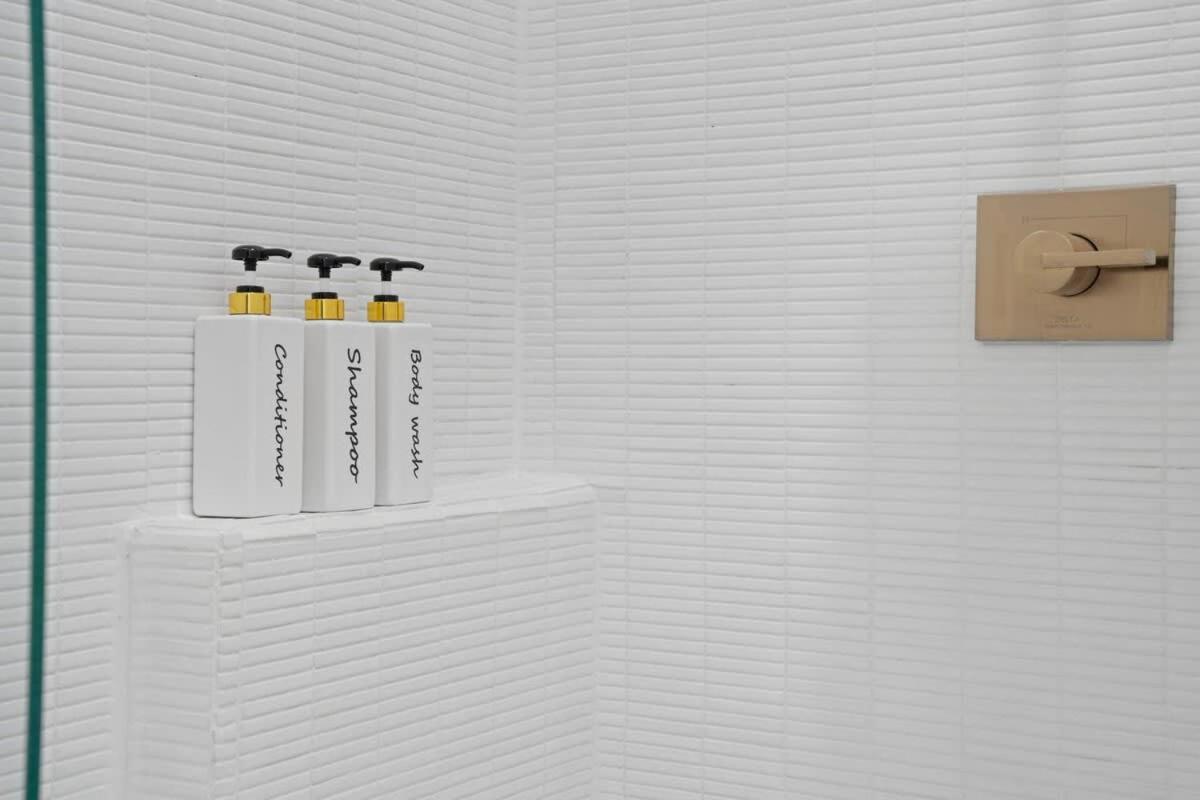 Chic 4-bedroom Haven: Designer's Dream