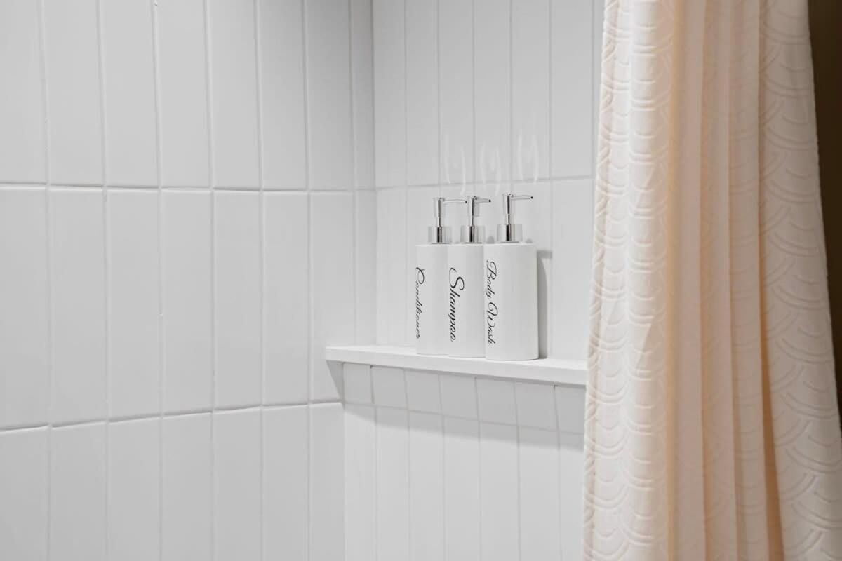 Chic 4-bedroom Haven: Designer's Dream Chicago