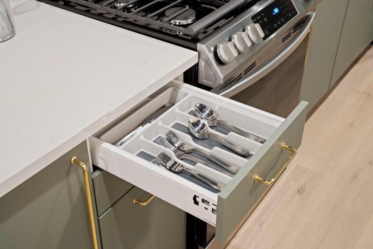 Chic 4-bedroom Haven: Designer's Dream *