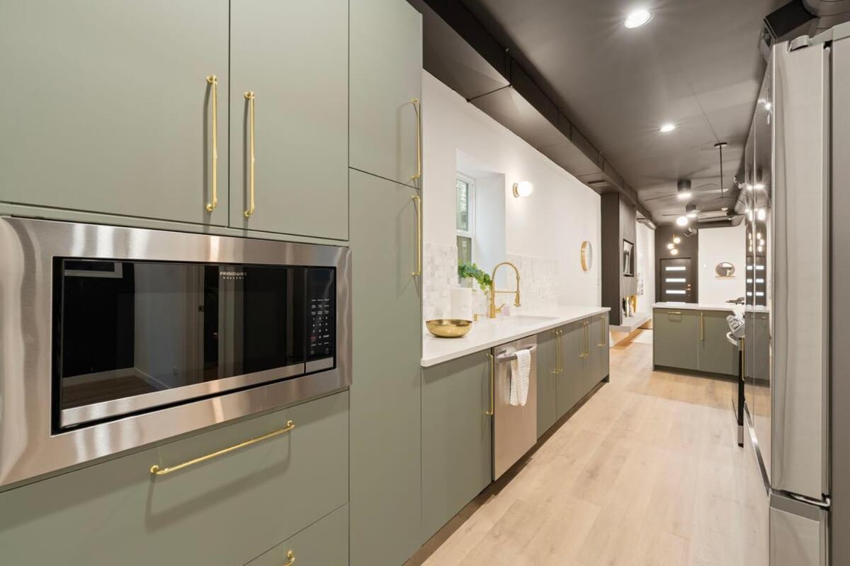 Chic 4-bedroom Haven: Designer's Dream