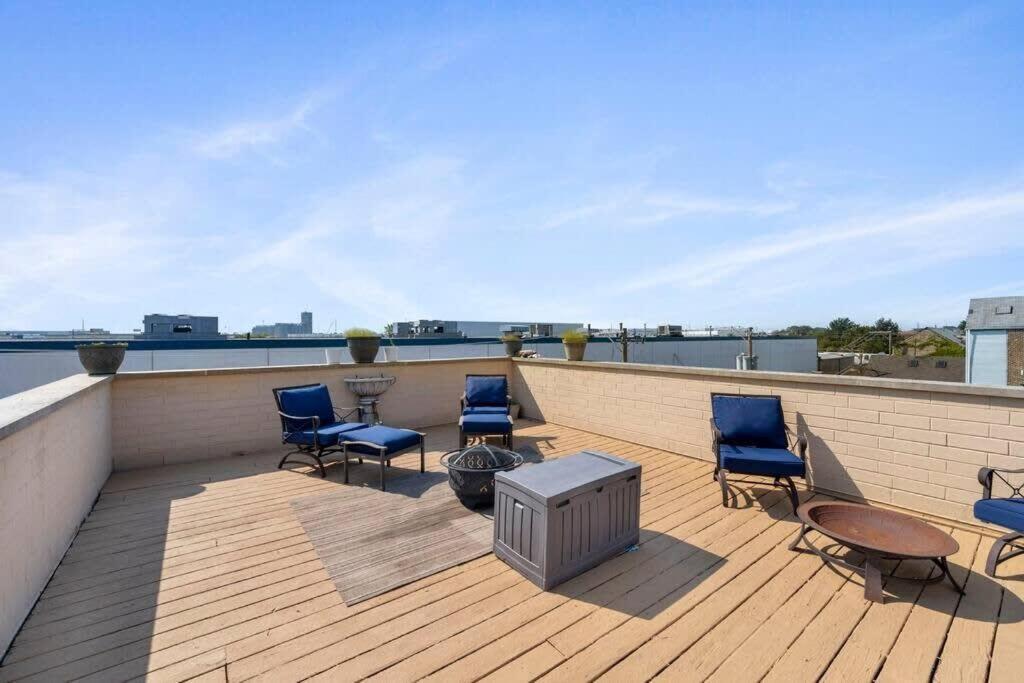 Zen Oasis Of Elegance: Expansive Executive Holiday home Chicago