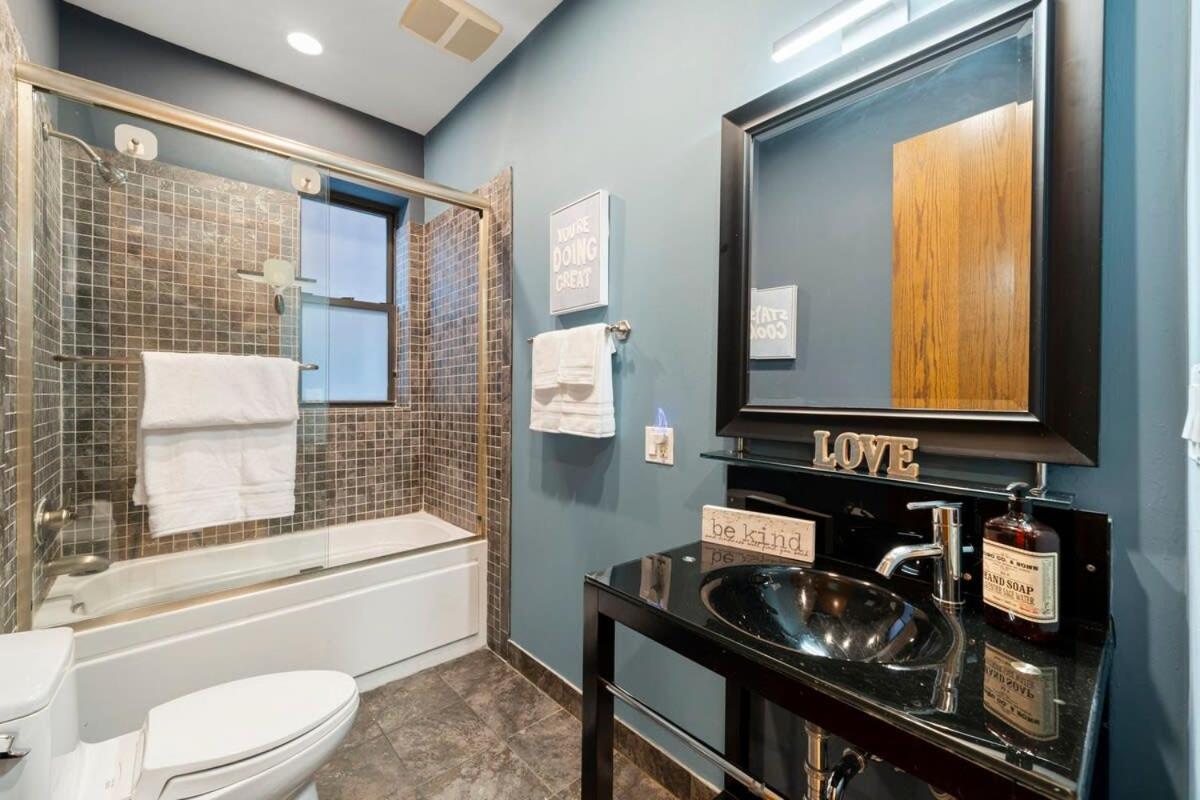 Zen Oasis Of Elegance: Expansive Executive Chicago