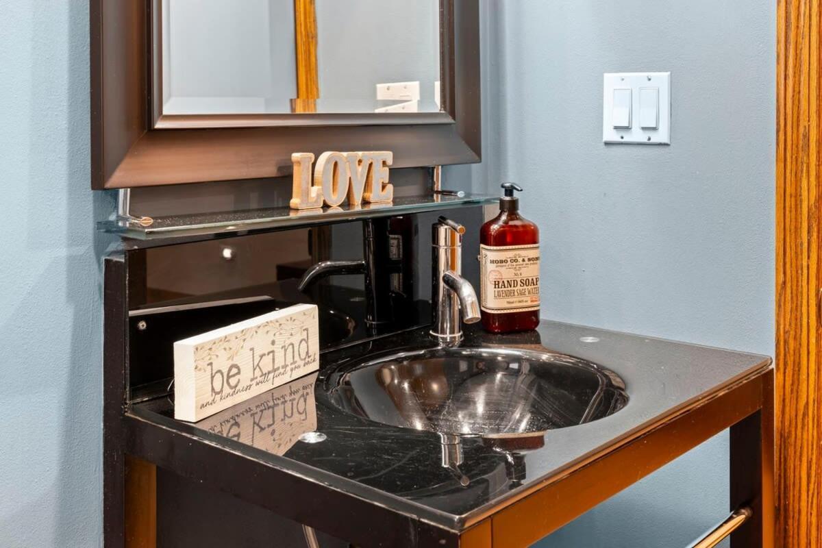 Zen Oasis Of Elegance: Expansive Executive * Chicago