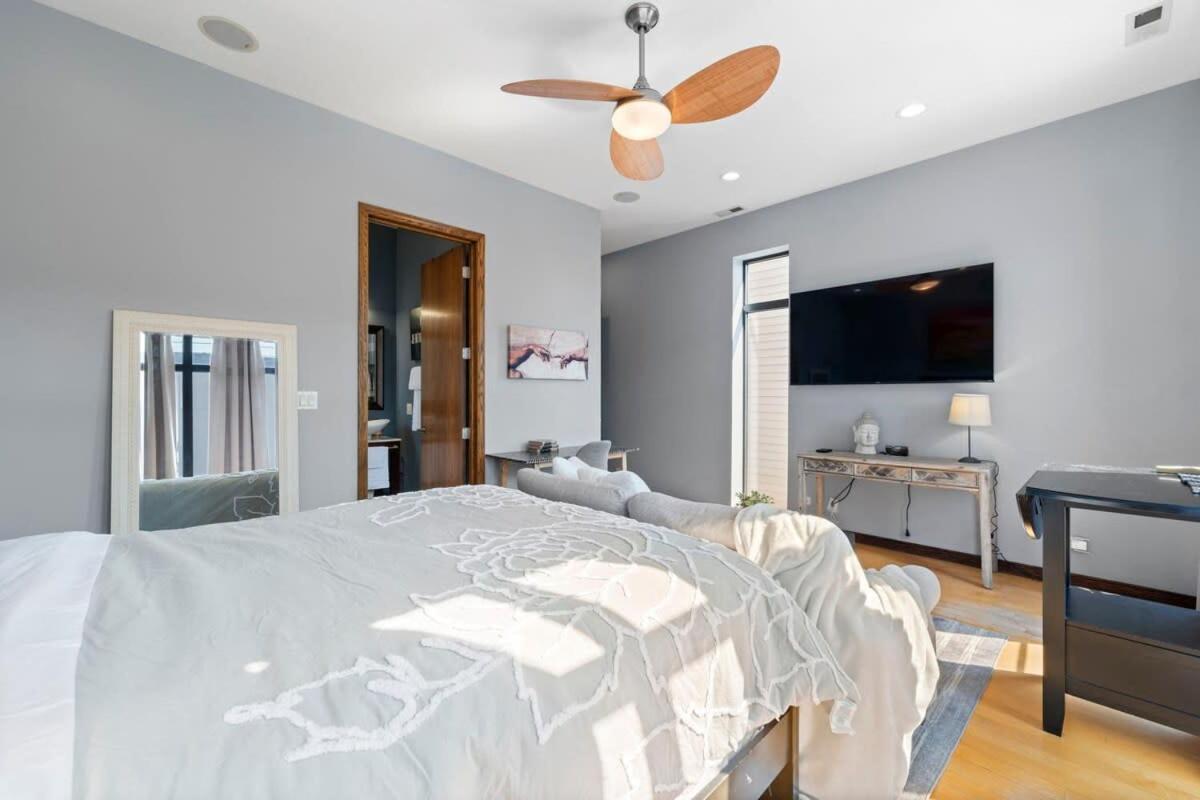 Zen Oasis Of Elegance: Expansive Executive * Chicago