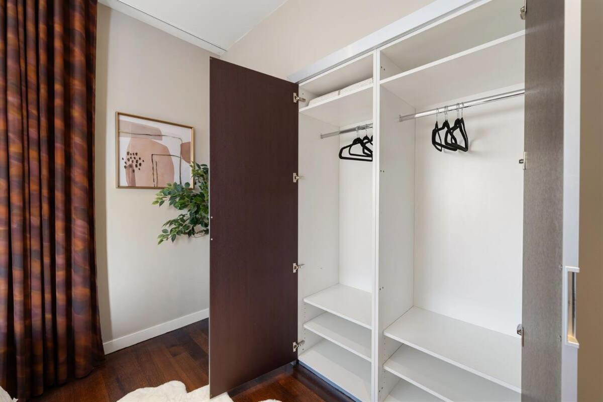Holiday home 5br 5ba Architectural Estate-theatre Gym Rooftop Chicago