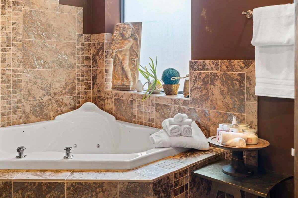 Zen Oasis Of Elegance: Expansive Executive *