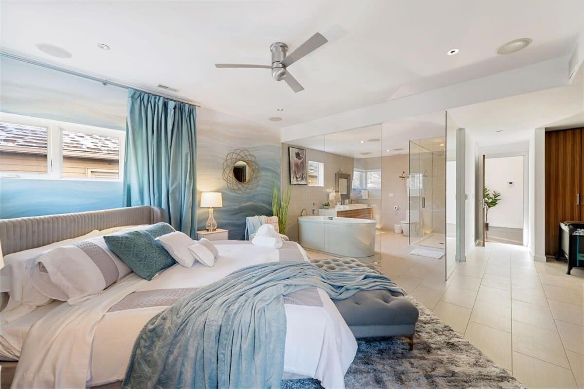 Holiday home 5br 5ba Architectural Estate-theatre Gym Rooftop