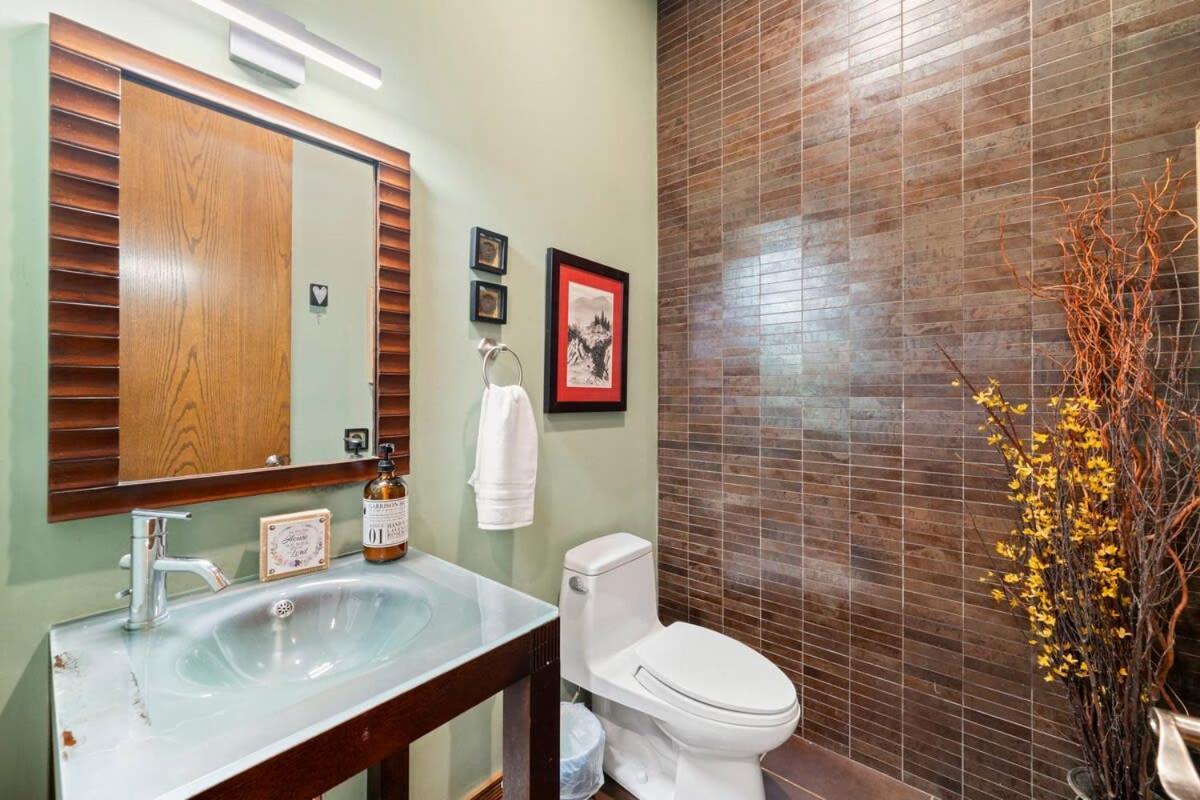 Zen Oasis Of Elegance: Expansive Executive Chicago