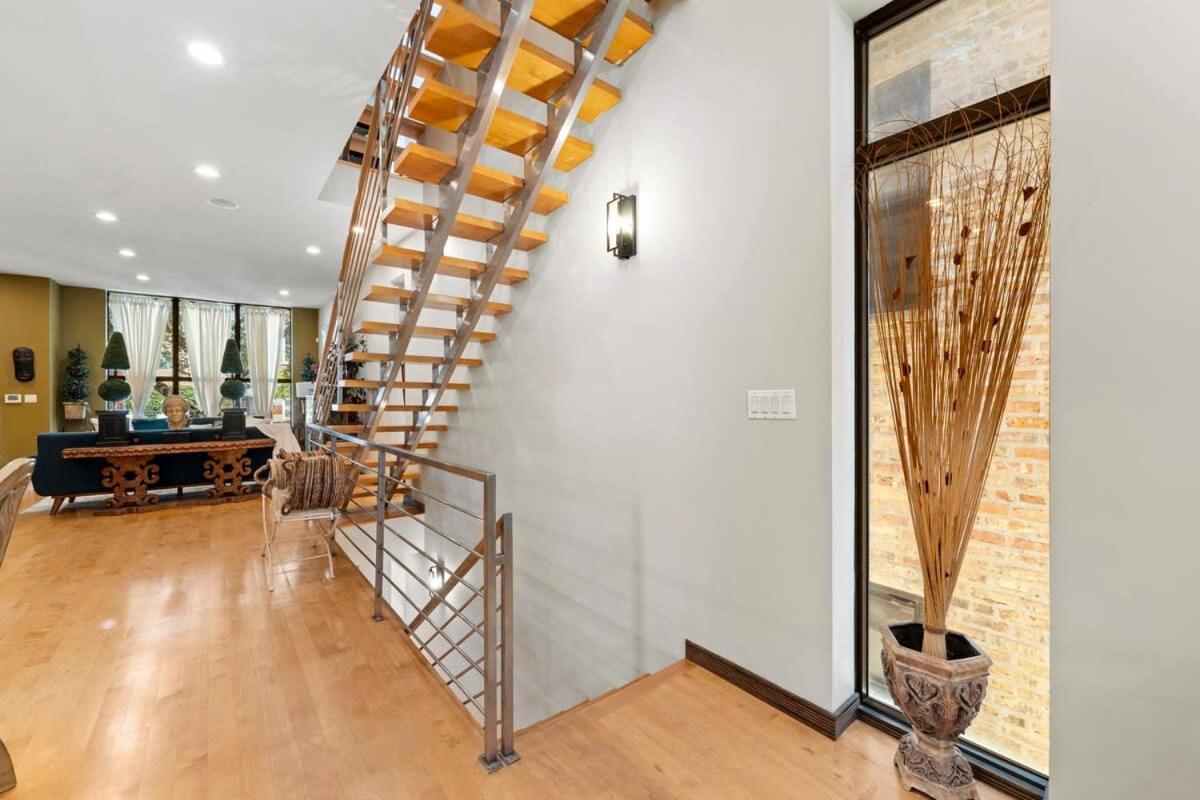 Zen Oasis Of Elegance: Expansive Executive Holiday home Chicago