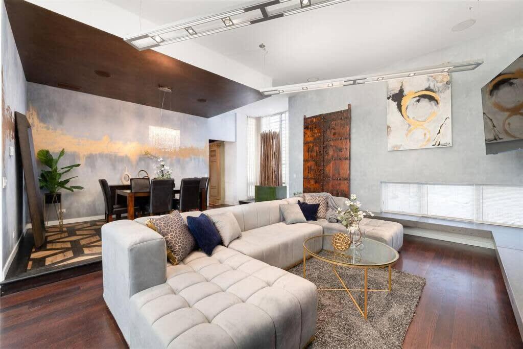 Holiday home 5br 5ba Architectural Estate-theatre Gym Rooftop Chicago