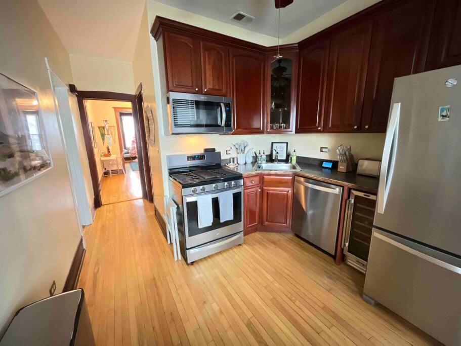 2Br 1Ba Irving Park Updated Vintage Top Unit 2-Flat * Chicago