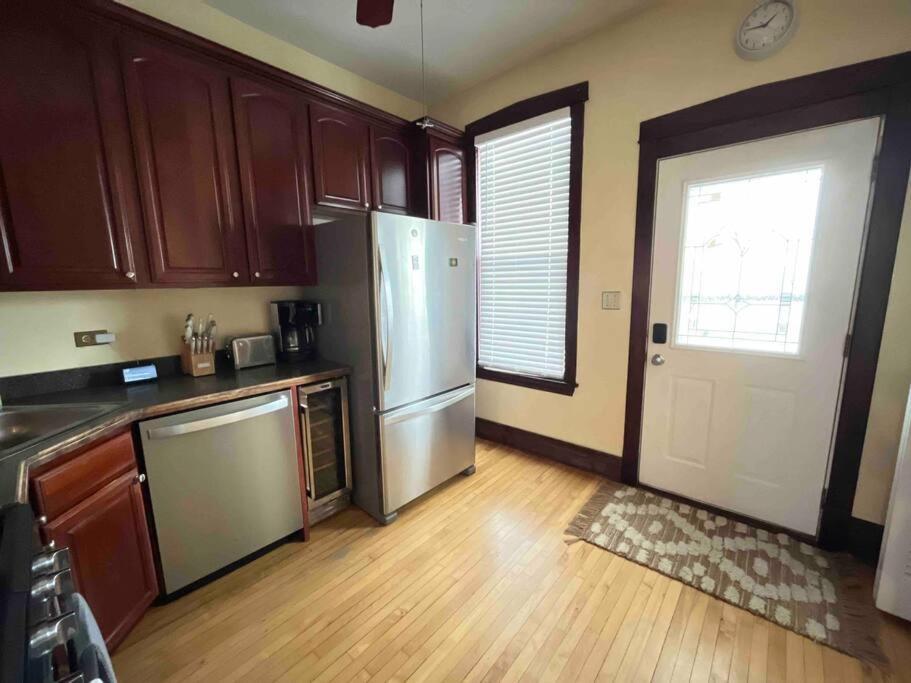 Apartment 2Br 1Ba Irving Park Updated Vintage Top Unit 2-Flat *