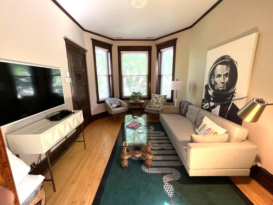 Apartment 2Br 1Ba Irving Park Updated Vintage Top Unit 2-Flat
