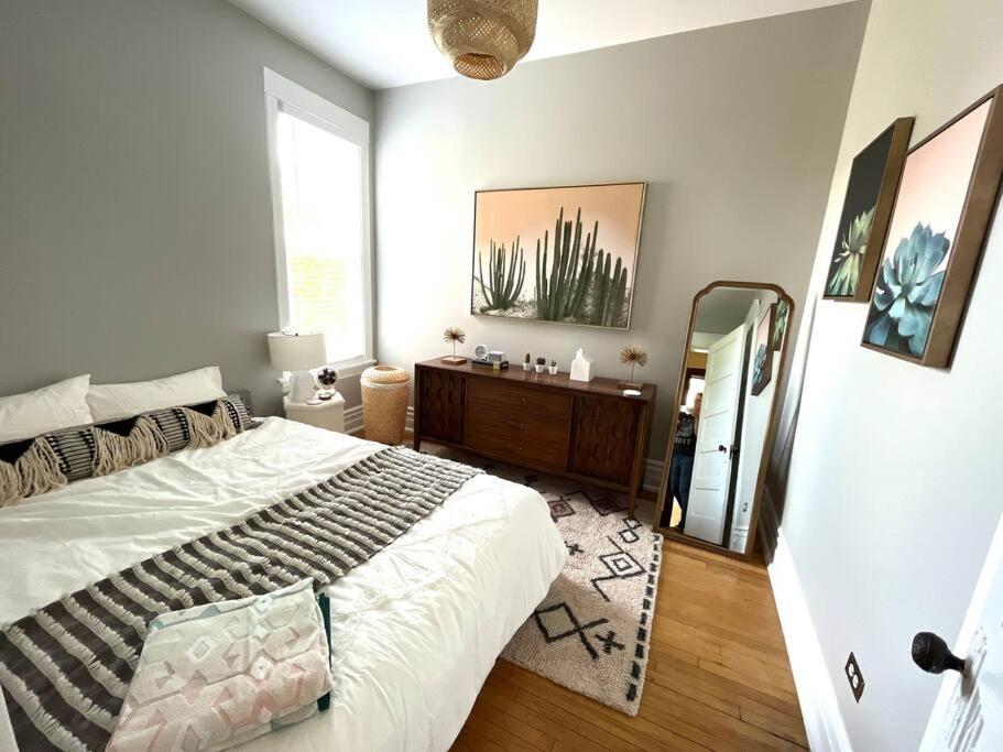 2Br 1Ba Irving Park Updated Vintage Top Unit 2-Flat Chicago