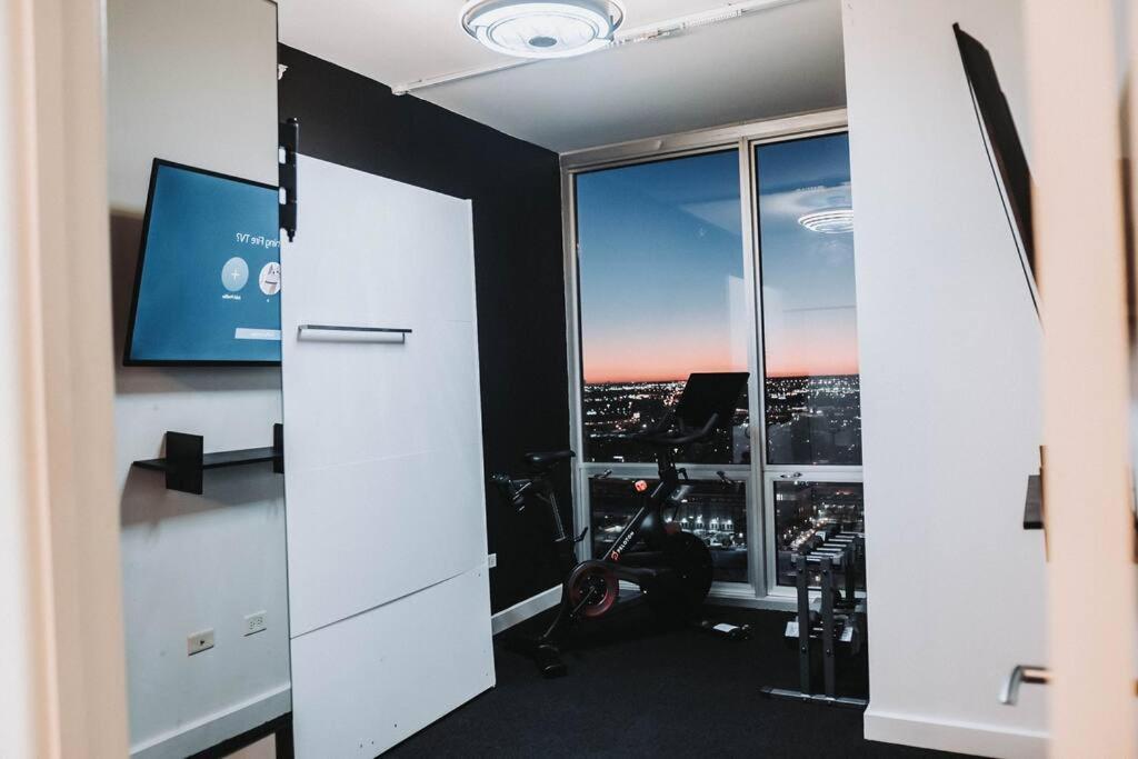 Stunning Panoramic Views & Free Parking Apartment Chicago