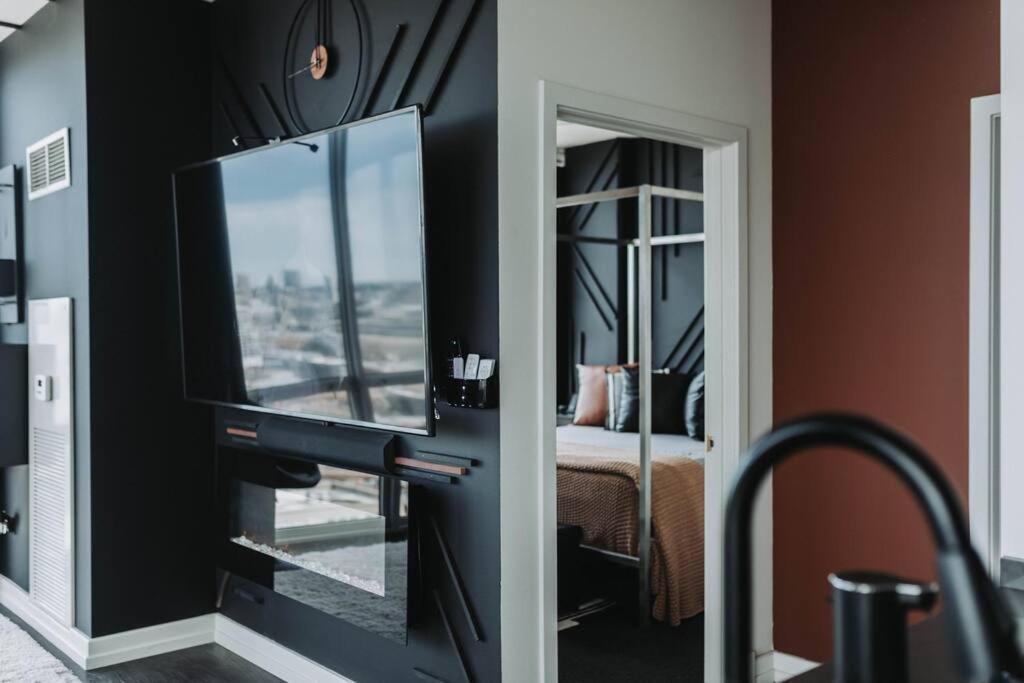 Stunning Panoramic Views & Free Parking Apartment
