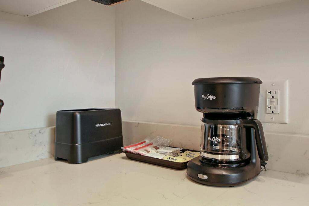 1br Adorable With In-unit Laundry - 206 *