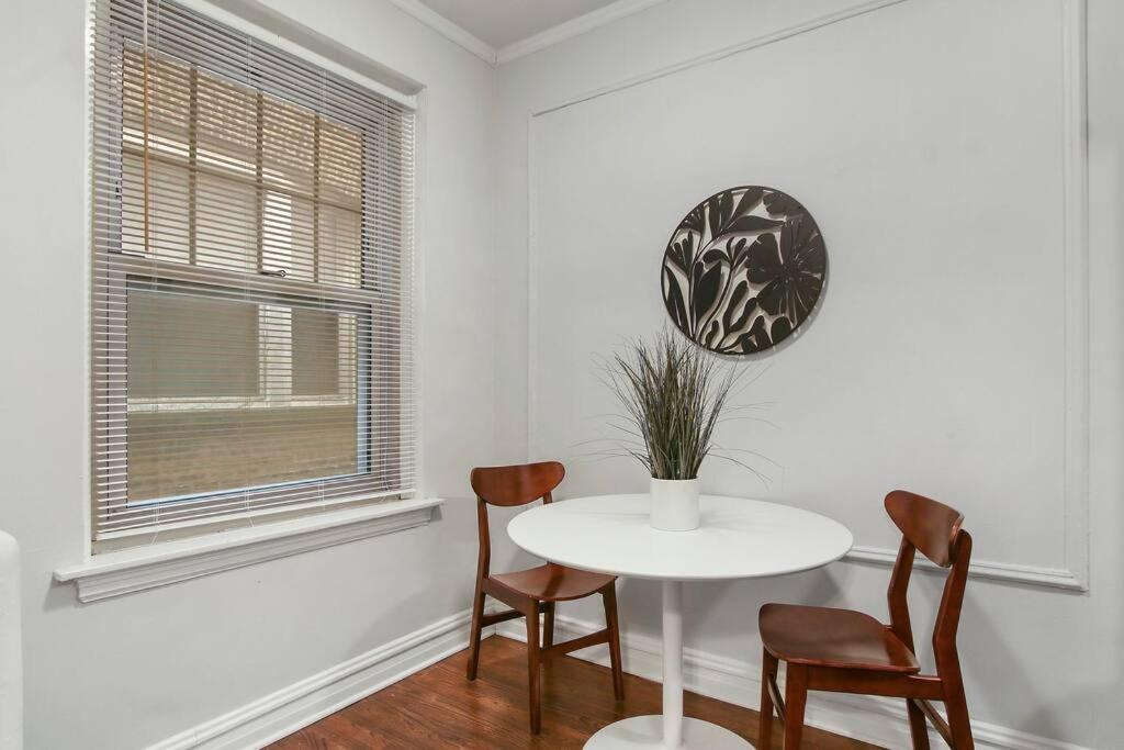 Modern And Minimalist - Bstone 105 And 108 Rep Chicago