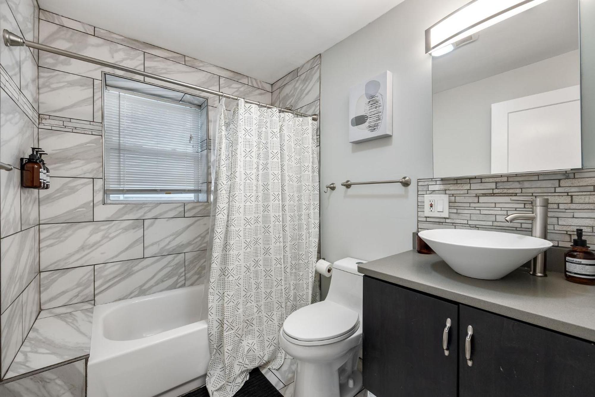 Apartment Contemporary 3br Irving Park Gem Near Expressway