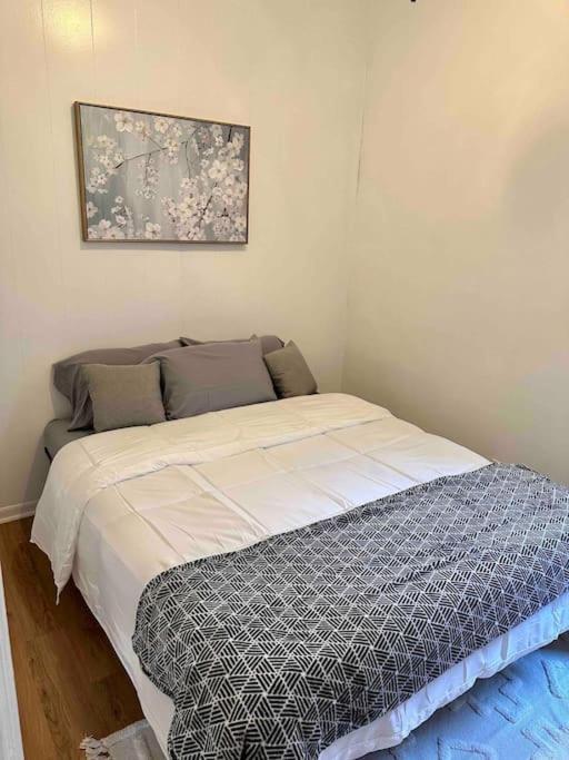Comfy & Modern 3br Free Wifi Free Parking Apartment *
