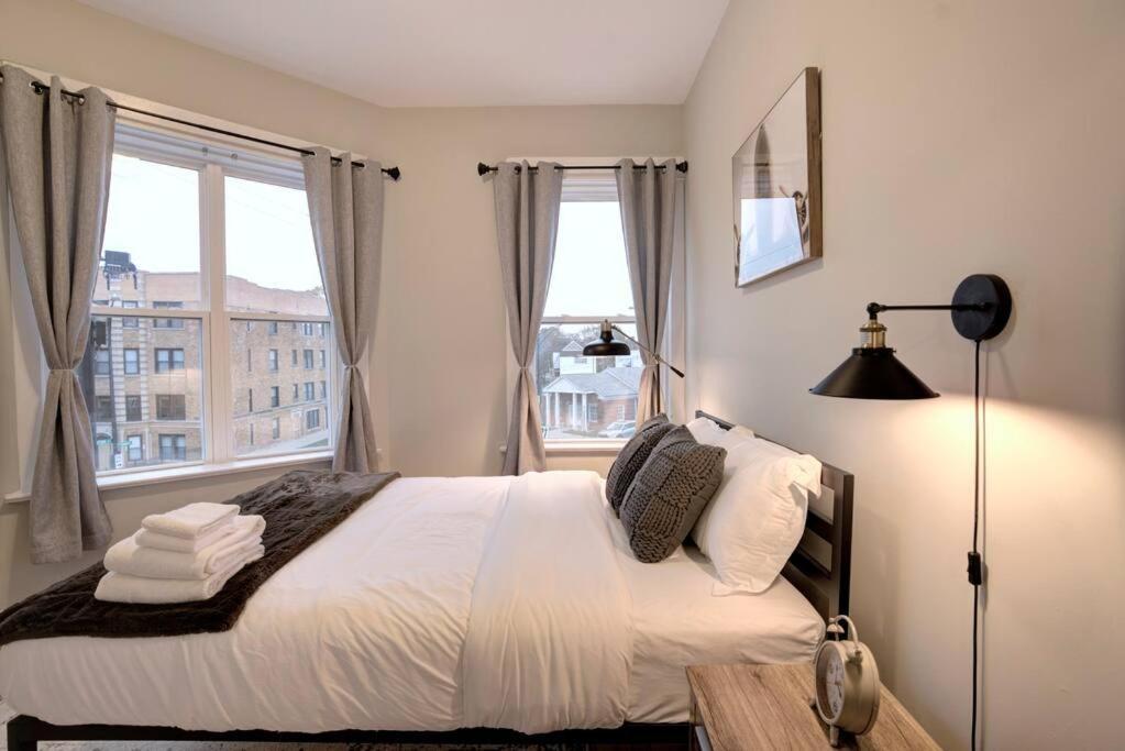 Spacious 3bedroom Family Oasis In Irving Park That Sleeps 8 Guests *
