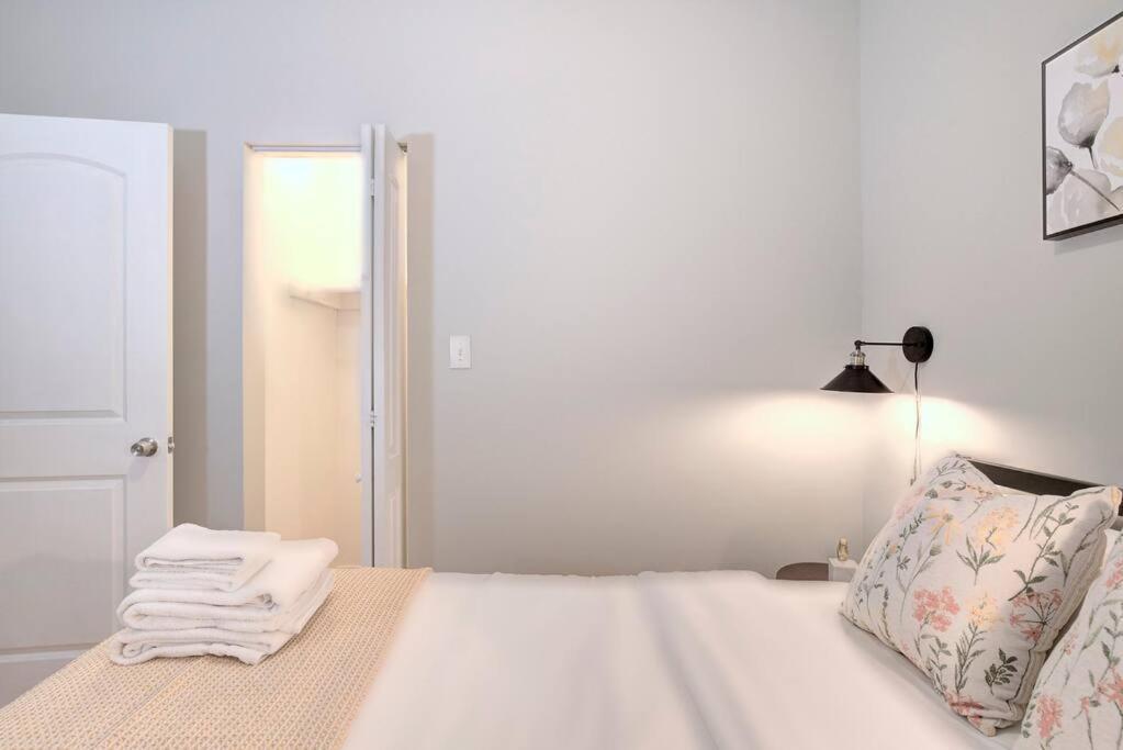 Spacious 3bedroom Family Oasis In Irving Park That Sleeps 8 Guests *