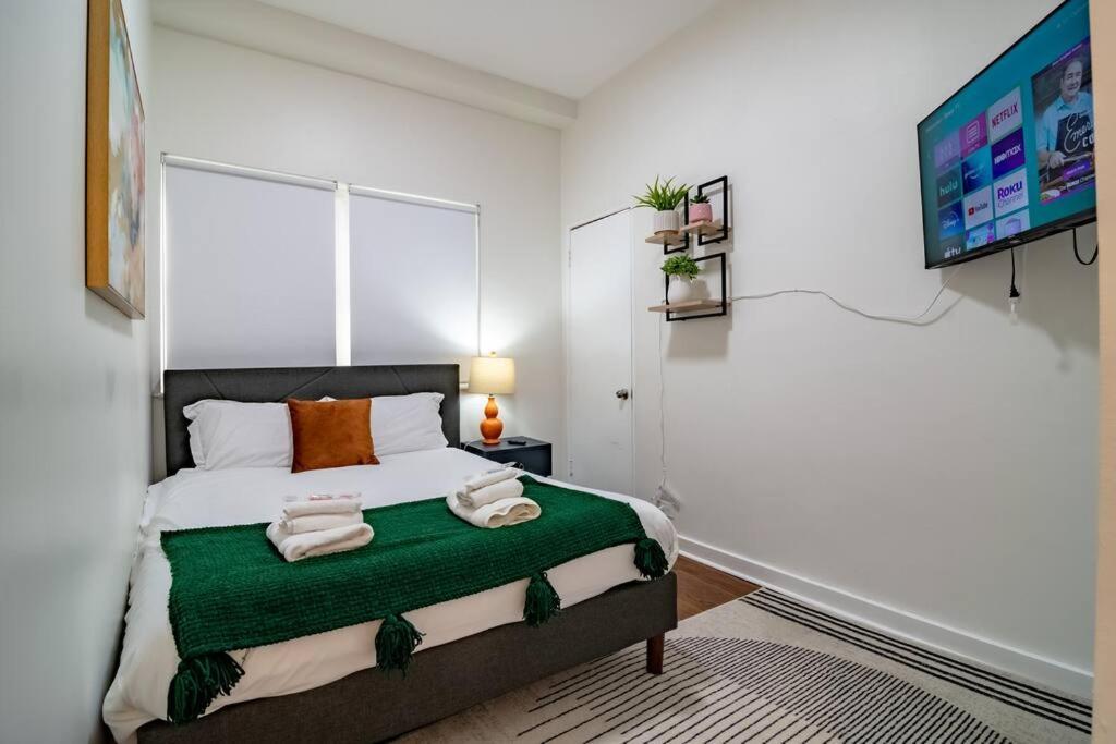 Beautiful Magnificent Mile/rush Street For Up To 8 Guests With Optional Valet Parking Chicago