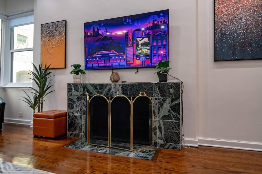 Beautiful Magnificent Mile/rush Street For Up To 8 Guests With Optional Valet Parking *