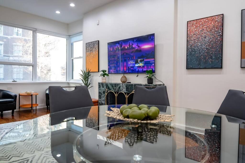 Beautiful Magnificent Mile/rush Street For Up To 8 Guests With Optional Valet Parking