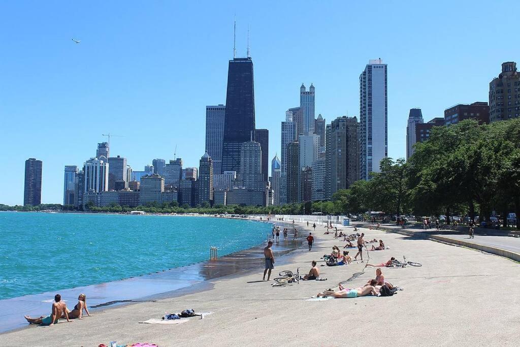 Apartment Beautiful Magnificent Mile/rush Street For Up To 8 Guests With Optional Valet Parking *
