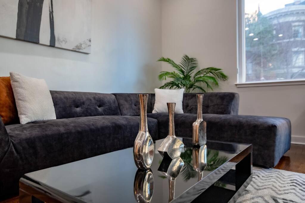 Beautiful Magnificent Mile/rush Street For Up To 8 Guests With Optional Valet Parking *