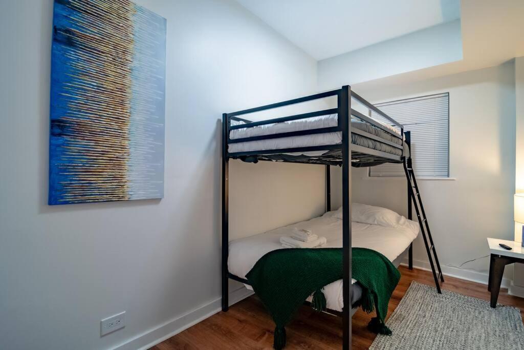Beautiful Magnificent Mile/rush Street For Up To 8 Guests With Optional Valet Parking * Chicago