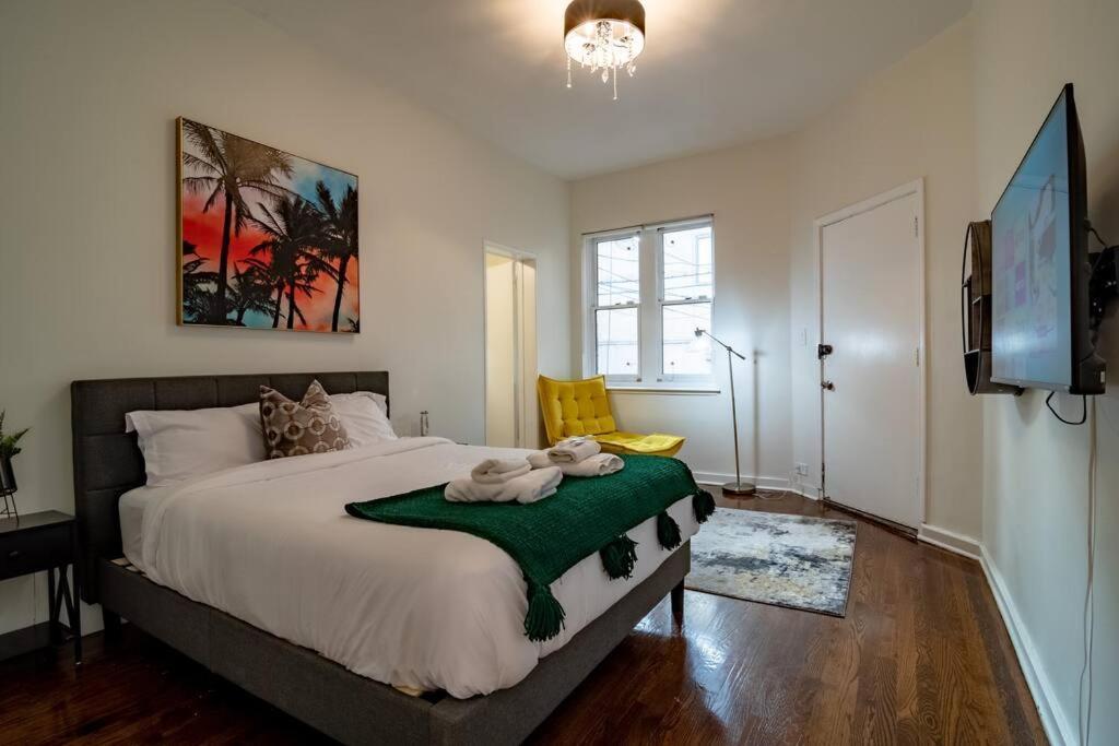 Beautiful Magnificent Mile/rush Street For Up To 8 Guests With Optional Valet Parking Apartment *