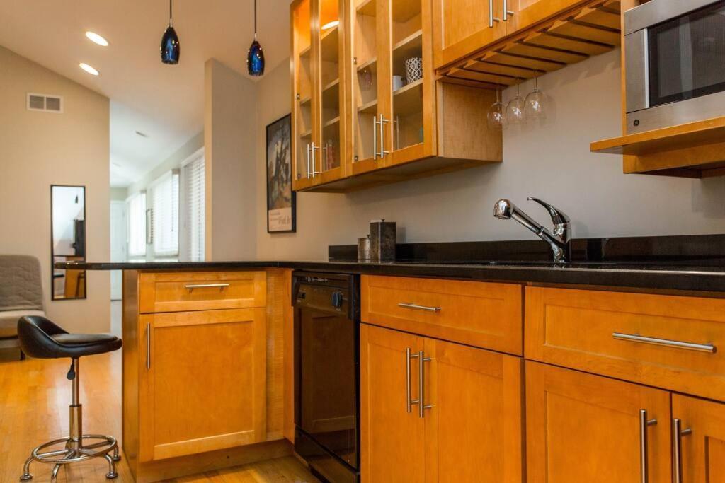 4 Bedroom In Location Parking Fireplace Back Yard Pets Welcome Hébergement de vacances Chicago