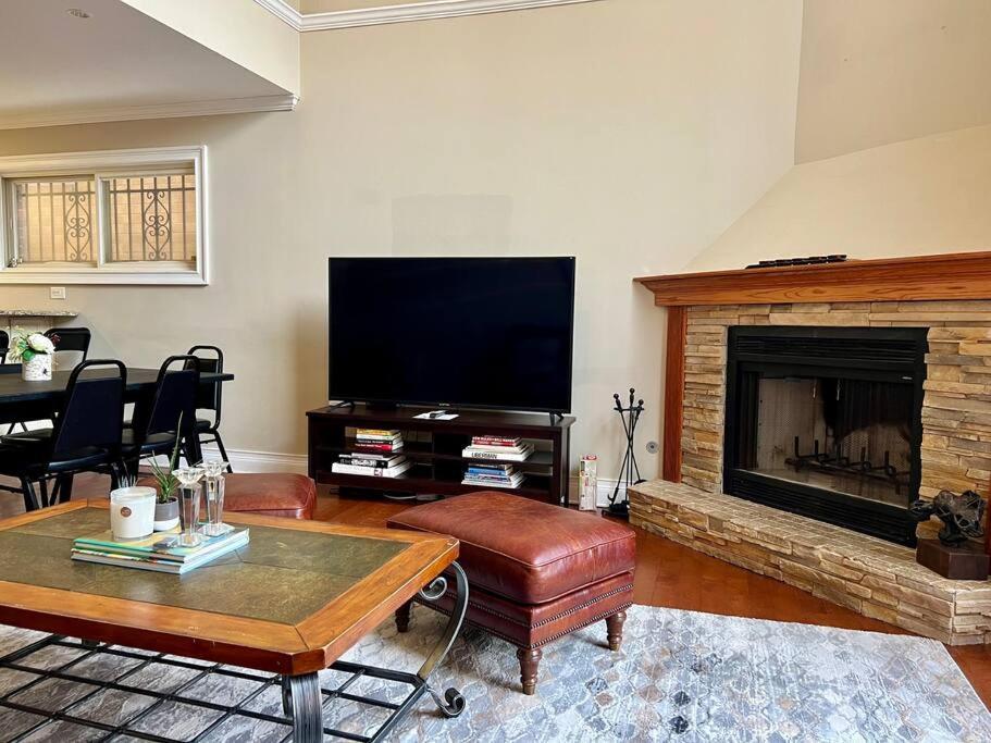 Hébergement de vacances 4 Bedroom In Location Parking Fireplace Back Yard Pets Welcome *